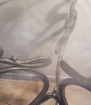 petite table avec pietement  fer tres ancien