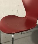 ARNE JACOBSEN pour FRITZ HANSEN Chaises « série 7 ». 