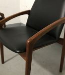 HENNING KJAERNULF pour KORUP STOLFABRIK  Fauteuils en teck. 