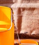 Deux pots à lait en plastique (POLA)