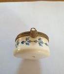 Ancienne boite en porcelaine pilulier ou bijoux à decor Flor