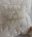 Joli coussin lin / coton brodé "Maison de Campagne"
