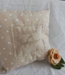 Joli coussin lin / coton brodé "Maison de Campagne"