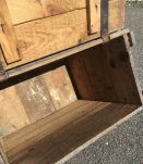 Caisse en bois vintage avec couvercle et beaucoup de patine.
