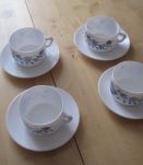4 grandes  tasses Arcopal vintage à décors de fleurs bleues 