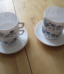 4 grandes  tasses Arcopal vintage à décors de fleurs bleues 