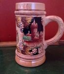 Chope à bière peinte à la main. Jolie faïence  décor barboti