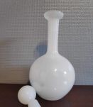 carafe blanche opaline avec bouchon rond