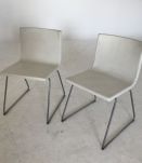 2 chaises métal chromé et simili cuir blanc