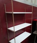 Étagère Tomado doré et plateaux  blanc  origine strig 1970. 