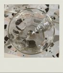 Petits verres à pied facetté, simples et chics.