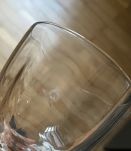 Petits verres à pied facetté, simples et chics.