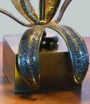 LAMPE EN MÉTAL ET FLEURS STYLISÉES