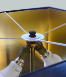 LAMPE EN MÉTAL ET FLEURS STYLISÉES