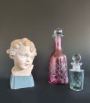 lot de 2 flacons en verre ciselé rose et gris
