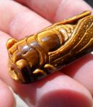 pendentif oeil de tigre sculpté