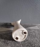 main baguier en céramique blanche