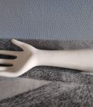 main baguier en céramique blanche