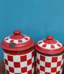 LOT POT ROUGE EN MÉTAL MOTIF CARREAUX ANNÉE 60-70