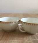  Tasses à café blanches et dorées.