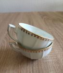  Tasses à café blanches et dorées.