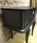 Tables de chevet . Peinte en gris anthracite métallisé.