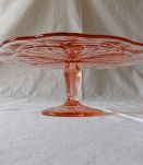 Plat sur pied verre rose