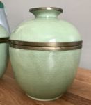 Paire de pots couverts céladon 
