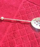 Cuillère à soupoudrer  en métal argenté 1920