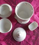 Tisanière avec tasse en porcelaine blanche