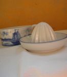 joli presse-citrons vintage en porcelaine