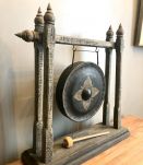 Gong sur portique en bois