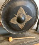 Gong sur portique en bois