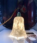 Lampe baladeuse vintage en en verre de Clichy blanc