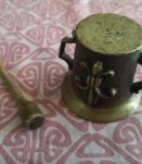 Ancien petit mortier en BRONZE fleur de lys relief 