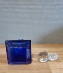 petit flacon bleu avec bouchon rond transparent