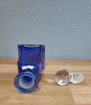 petit flacon bleu avec bouchon rond transparent