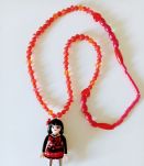 Collier Playmobil, perles rouges, figurine rouge, noire