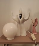 Lampe main céramique et globe opaline
