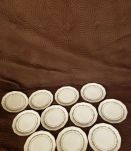 11 assiettes en porcelaine 12 cotés liseré petites fleurs 