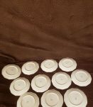 11 assiettes en porcelaine 12 cotés liseré petites fleurs 