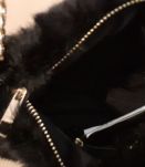 Pochette Imitation Fourrure Noire.