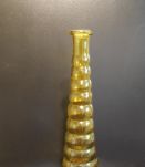 carafes en verre coloré jaune et vert