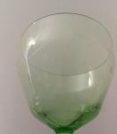 7 verres  de couleur vert avec motifs 