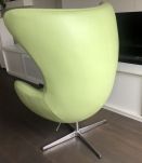 Fauteuil Egg en cuir et son ottoman 