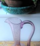 Jolie carafe en verre soufflé à la bouche rose (années 50)