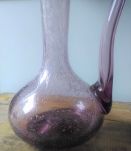 Jolie carafe en verre soufflé à la bouche rose (années 50)