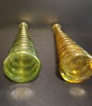 carafes en verre coloré jaune et vert