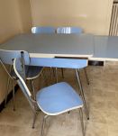 Table cuisine vintage bleu avec 2 rallonges et 4 chaises Ble