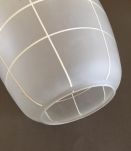 Globe en verre opaque transparent strié de lignes blanches
